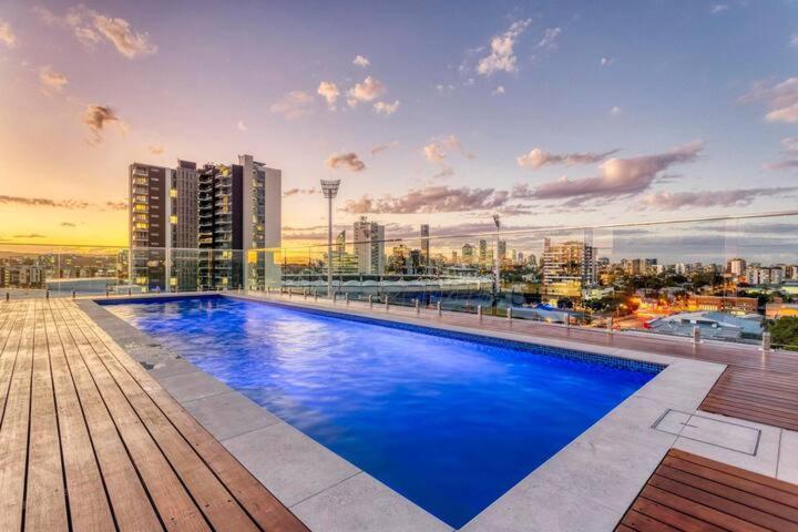 Inner City 1 Bedroom Apartment With Rooftop Pool And Parking - Serain Residences Брисбен Экстерьер фото